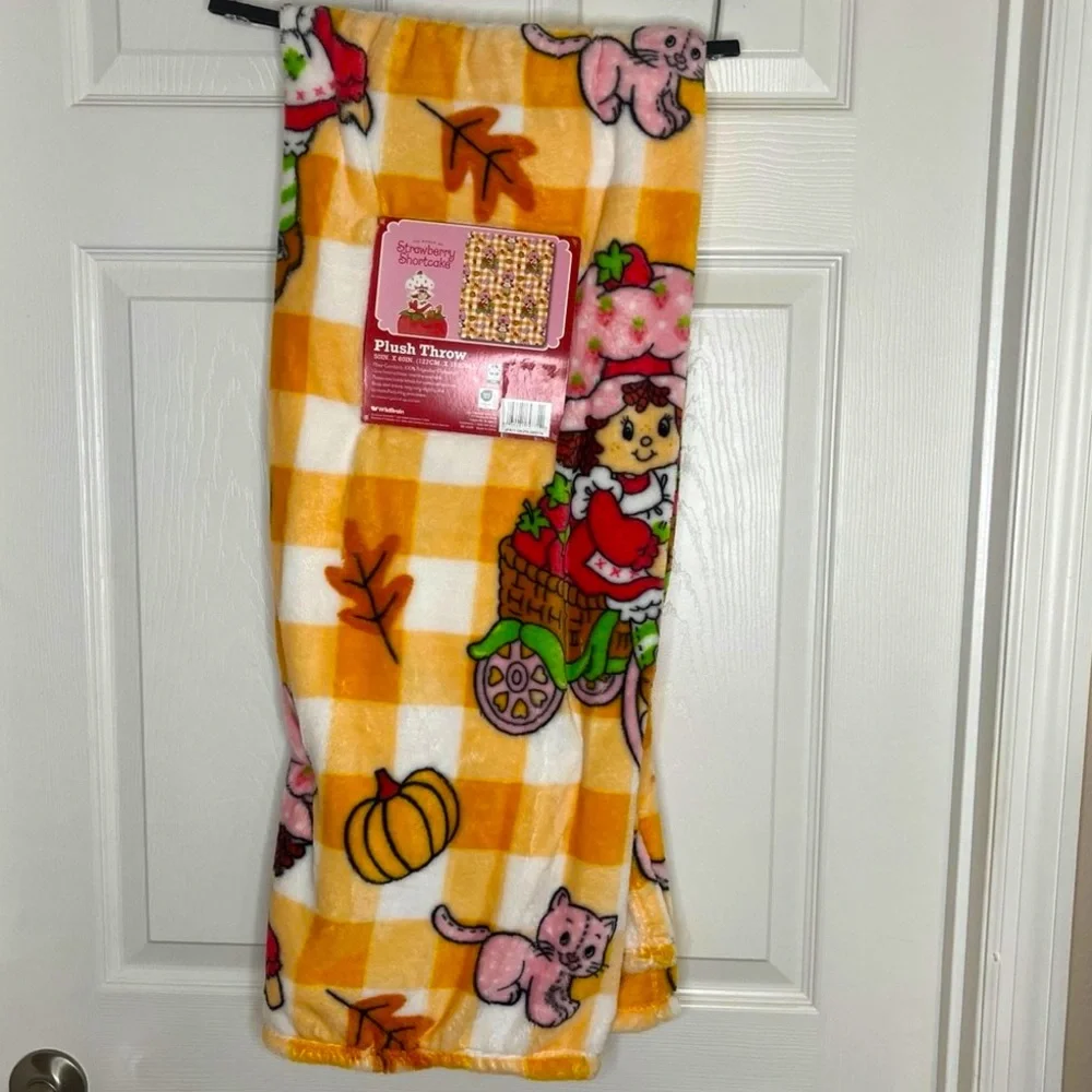 Strawberry Shortcake Plush Throw Blanket-NWT